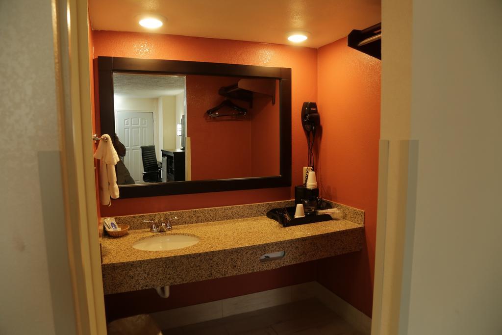 Budget Inn - Washington Экстерьер фото